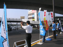 仲間たちと朝の街頭