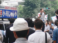 県庁前で