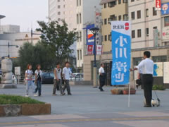 高松駅前にて