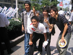 若者達と