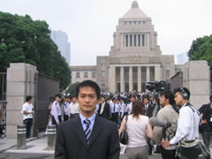 国会の前で